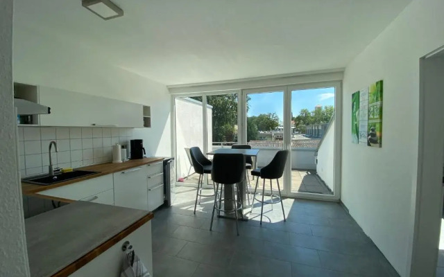 Wohnung mit 2 Einzelzimmer gemeinsamer Küchen/Bad/Balkon-Nutzung