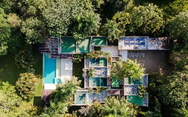 w Splendid 5BR Villa at Mesa de Yeguas