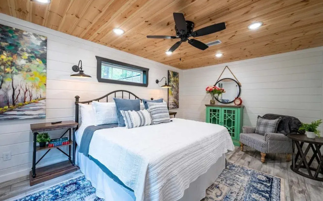 Sugar Hill Newly Remodeled includes Fully Supplied Kitchen and Hot Tub by RedAwning