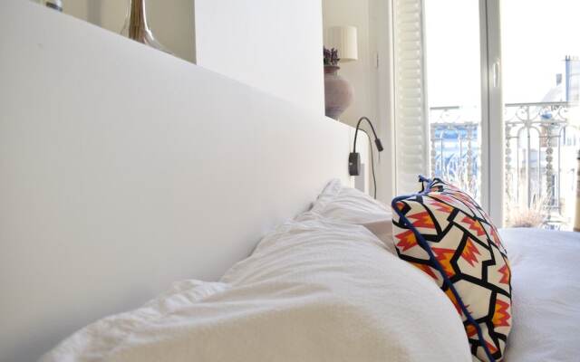 Отель Flat With Stunning Views in St Germain des Prés комната для гостей