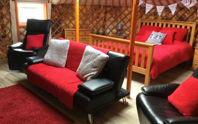 Orange Yurt With Hot Tub- Sleeps 4, Parking & Pets