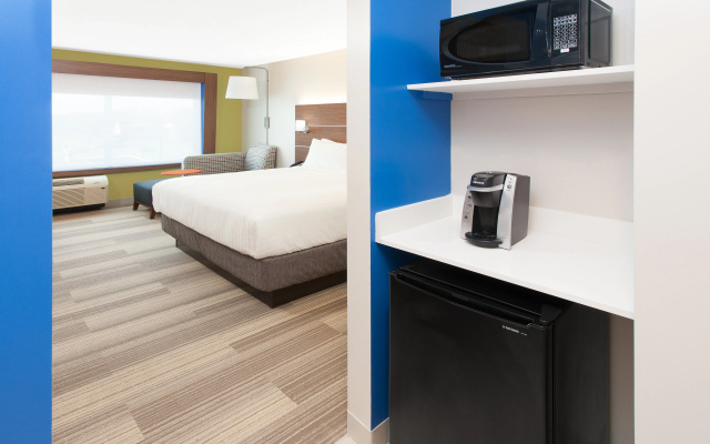 Holiday Inn Express & Suites Detroit - Farmington Hills by IHG