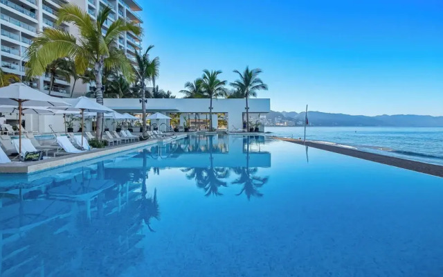 Stunning Beachfront Condo - Sea Views