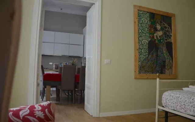 Luxury Three Bedroom Flat in Rome Center