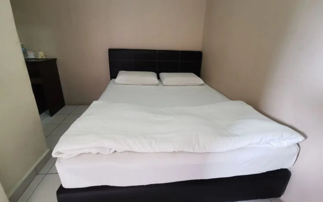 Lodge 37T by OYO Rooms