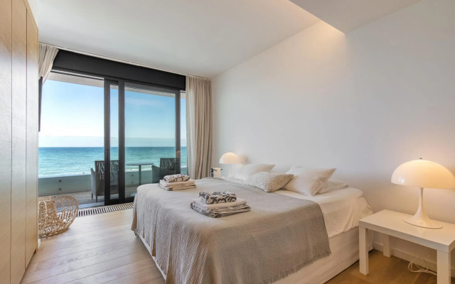 21220 Breath Taking Front Line Beach Villa