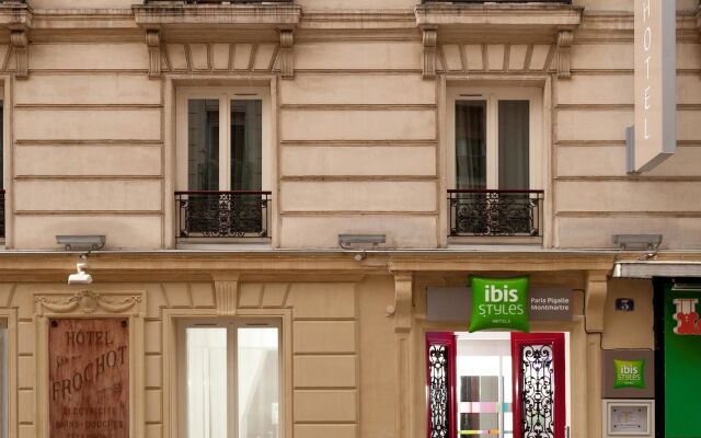 Отель Ibis Styles Pigalle Montmartre Париж вид на фасад