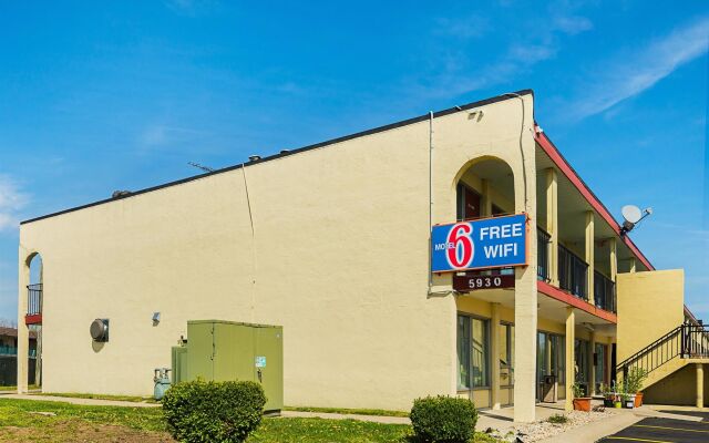 Отель Knights Inn Columbus вид на фасад