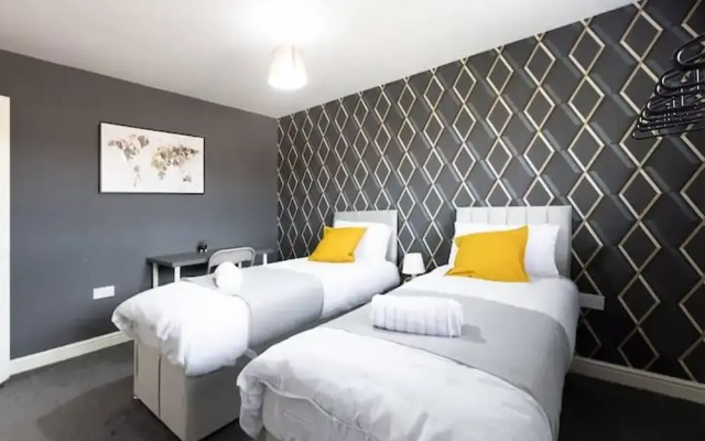 Huge Home,sleeps 12, Private Parking, Pets ok