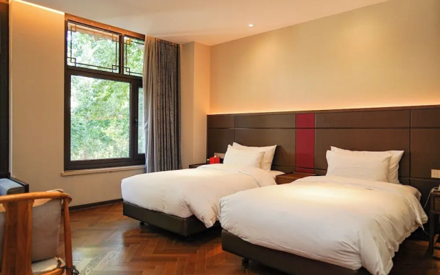 Ziyue Minghu Hotel