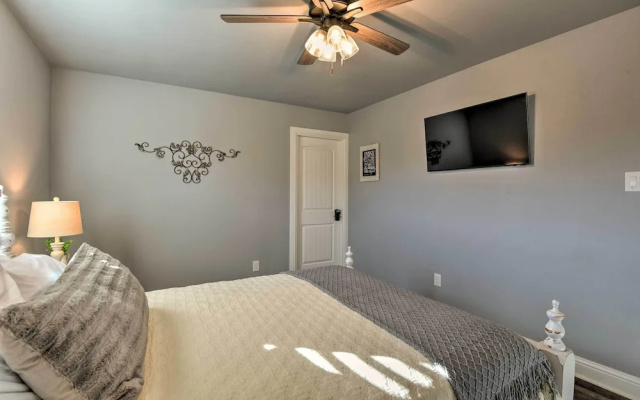 Hot Tub & Fire Pit! Cozy Granbury Escape Near Lake