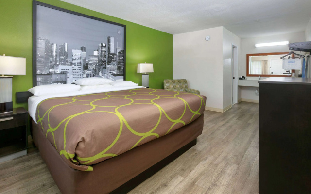 Super 8 by Wyndham Palestine
