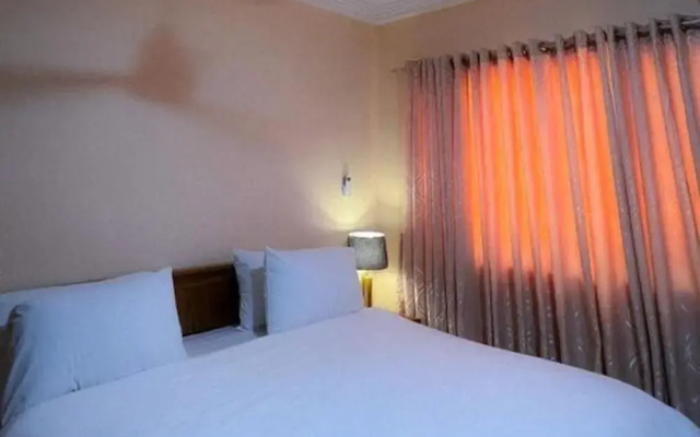 House - Sleeps 10 - Parking - Airport Close