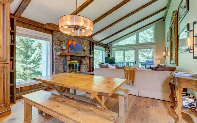 Mountain-view Vail Condo w/ Balcony + Gas Grill!