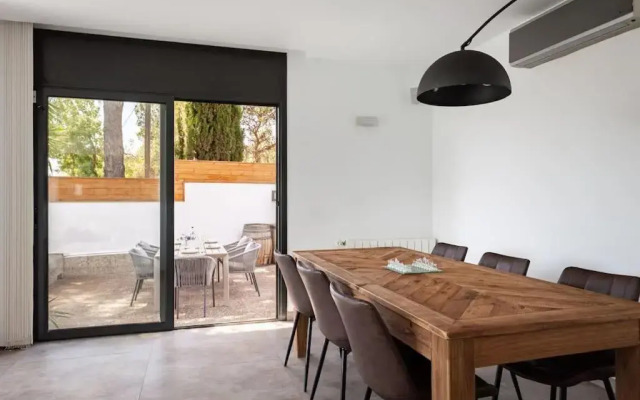 Moderna villa con piscina y amplio jardín