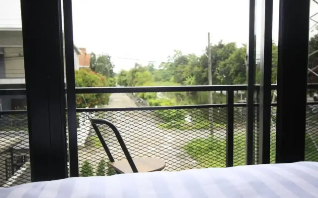 The Nichehome - A Lovely Waterside Living