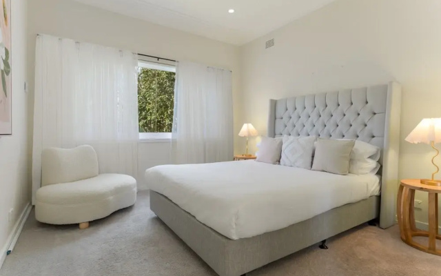 Idyllic 4-bed Home With Alfresco Area Near Beach
