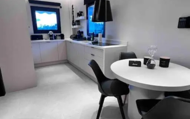 Lagonisi 2 bedroom luxury Apartment by the sea!