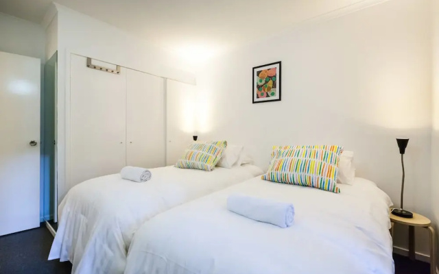 DAWN, 2BDR Carlton Apartment