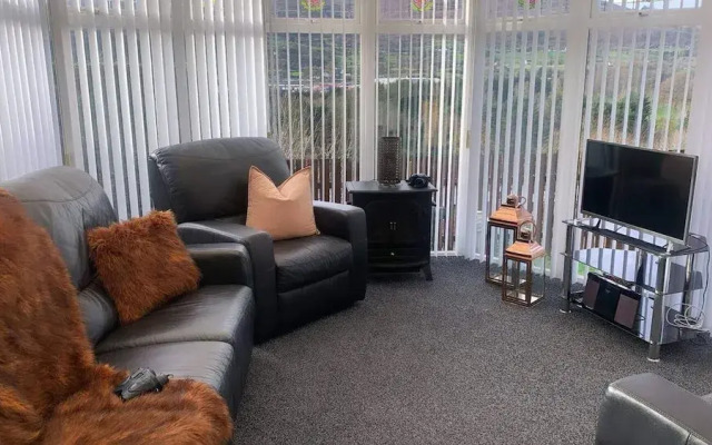 Overlooking Carlingford Lough Modern and Spacious!