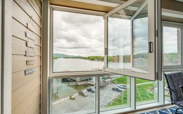 Lakefront Huddleston Condo w/ Community Pool