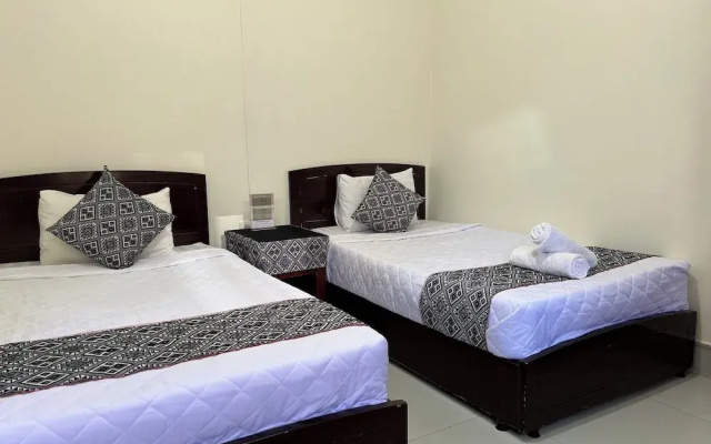 Frontier Hostel & Tours