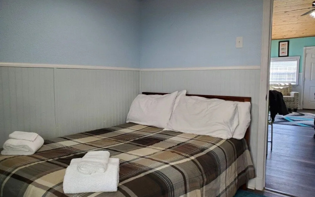 Nautical That One Apartment Near City Attractions by Redawning