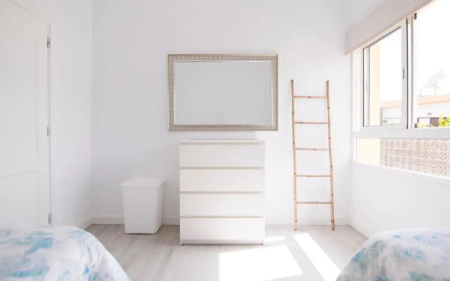 Deluxe Apartment. 50 meters Beach