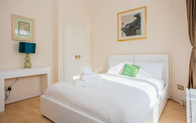 Апартаменты Lovely 2 Bedroom Apartment Near Hyde Park Лондон комната для гостей