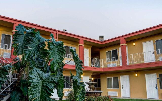 Отель Rodeway Inn Culver City вид на фасад