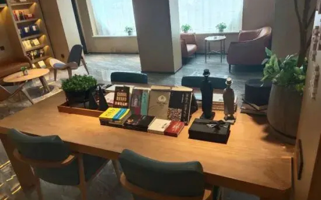 Full Year Fashion Hotel
