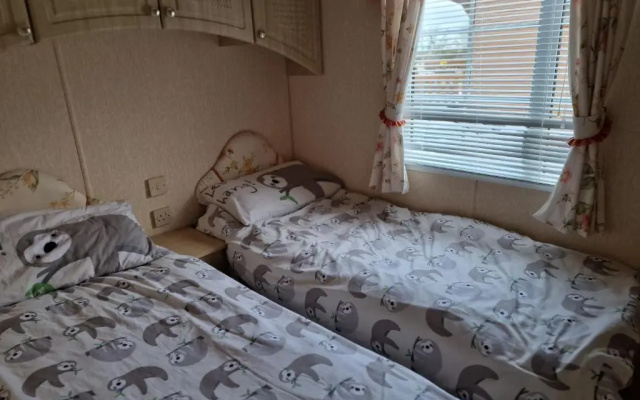 Caravan - Sleeps 4 - Pet Friendly - Parking