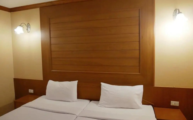 Baan Jedpeenong Hotel
