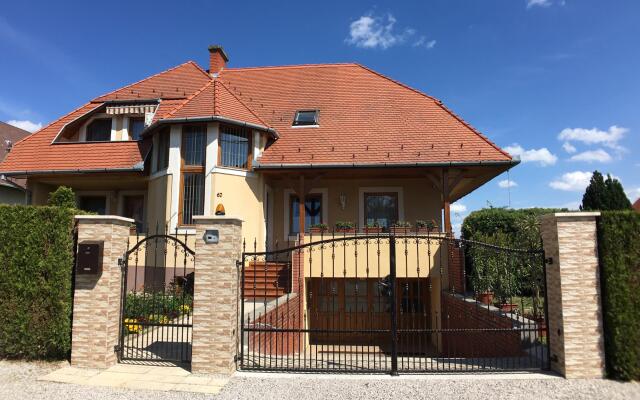Апартаменты Hevizquelle Apartments Хевиз вид на фасад