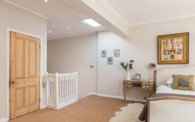 Stylish 1-bed With a Roof Terrace