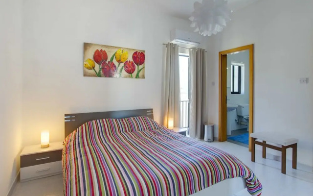 Seafront Apartment, Marvelous Views GR8 Location