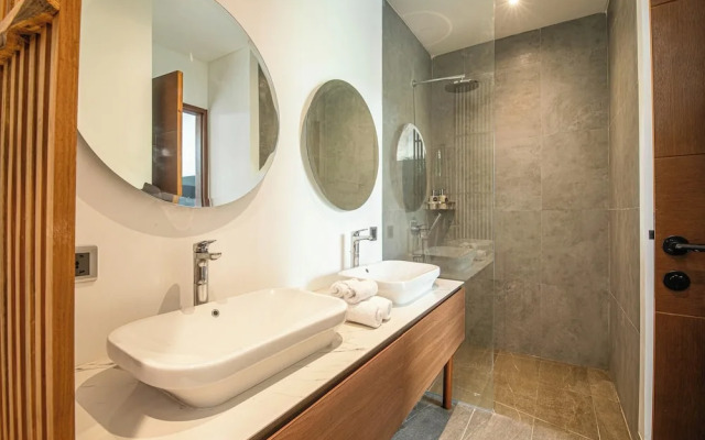 Tropical Elegance 5BR Canggu Villa Near Beach
