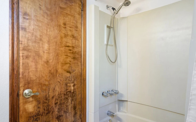 Shadow Run E109 - 2 Br Condo