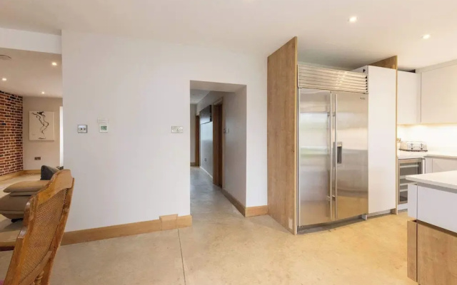 Spacious 4-bed Near City Sea