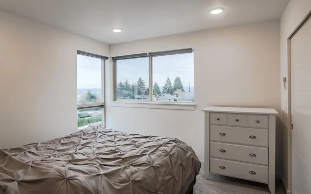Urban Oasis Sleeps 8 Ultra Modern Condo