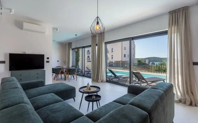 Villa Yana with Pool and Sea View