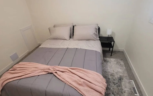 Modern 2BR Near Downtown & Expo Centre