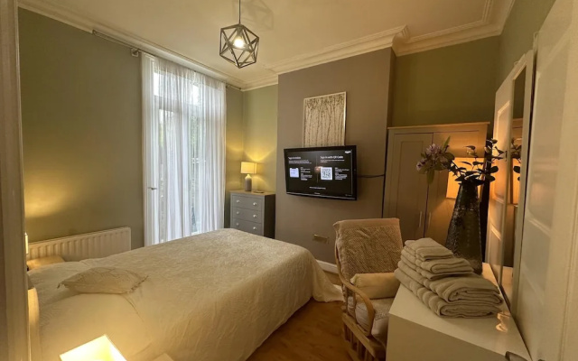 House - Sleeps 4 - Garden - Pets Ok - Parking