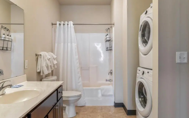 Milwaukee Charming 1BD 1BA Downtown Apartment