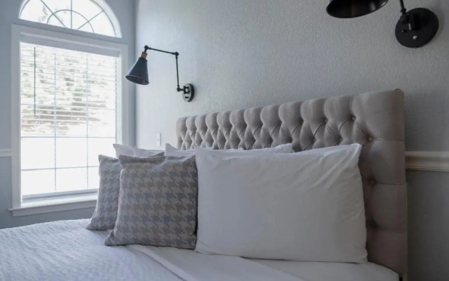 Hounds Tooth Inn