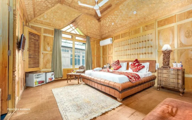 Prince of Kashmir Luxury Houseboat