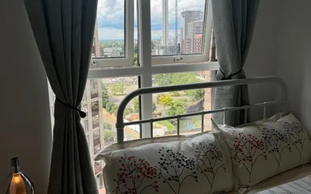 Barking Bliss - Bright Apartment With City Views