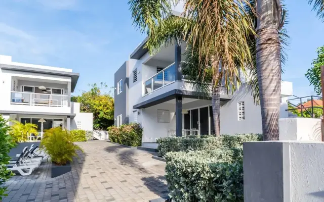 Bon Bini Condo W/ Great Location, Tropical Garden & Pool