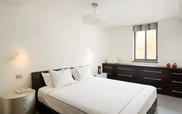 Luxury Duplex with Rooftop by FeelHome