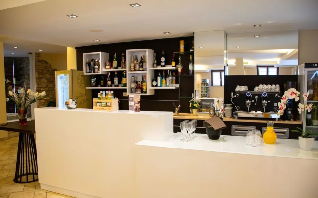 Отель AHG Donna Silvia Wellness Hotel